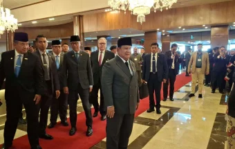 Warga Indonesia Sambut Kedatangan Presiden Prabowo di Islamabad