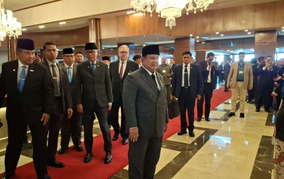 Warga Indonesia Sambut Kedatangan Presiden Prabowo di Islamabad