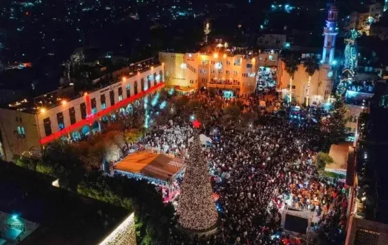 Gemerlap Pohon Natal Kembali Terangi Bethlehem 