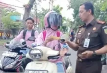 Hari Anti Korupsi Sedunia, Kejari Lotim Bagikan Stiker dan Kaos 