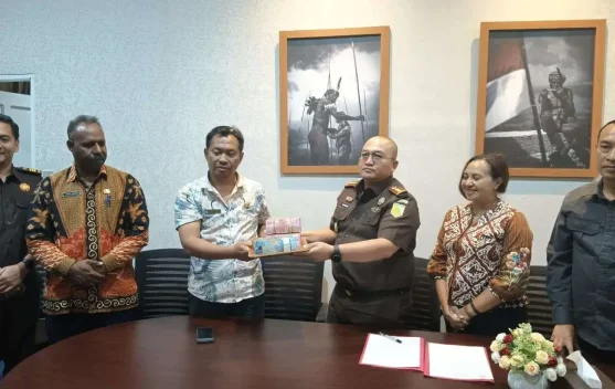 Kejari Jayawijaya Kembalikan Dana Dugaan Korupsi ke Pemda
