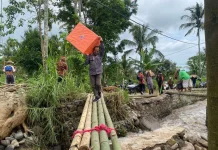 Masyarakat Gunungsari Bersihkan Sisa Material Banjir