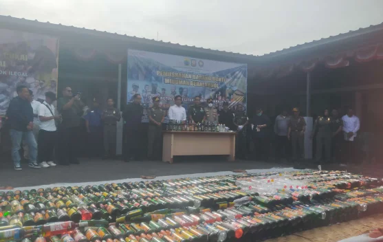 Ribuan Botol Miras dan Rokol Ilegal di Cianjur Dimusnahkan