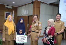 Pemkot Cimahi Salurkan Bantuan untuk Siswa kurang Mampu