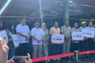Pedagang Terdampak Kebakaran Pasar Induk Kramatjati Terima Bantuan