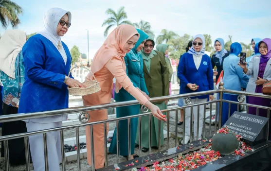 Ziarah TMP Tanjung Karang Warnai Peringatan Hari Ibu