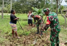 Pererat Kemanunggalan TNI–Rakyat, Babinsa Kurulu Laksanakan Karya Bakti