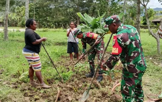 Pererat Kemanunggalan TNI–Rakyat, Babinsa Kurulu Laksanakan Karya Bakti