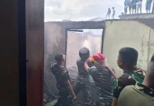 Prajurit Yonif 713 Bantu Padamkan Kebakaran Rumah Toko