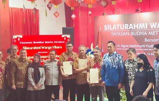 AHY Serahkan Sertifikat Kepemilikan Vihara Dewi Welas Asih