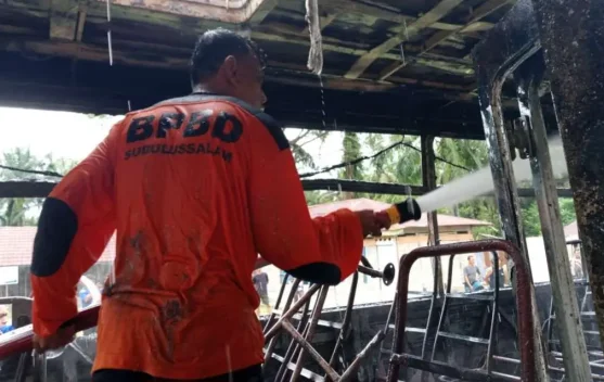 Bus Sekolah Hangus Terbakar di TK Arroyan Subulussalam