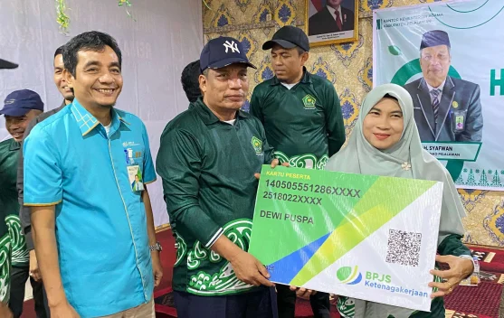 Syafwan Serahkan 400 Kartu BPJS ketenagakerjaan Gratis 