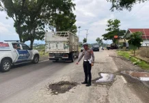 Jelang Nataru Polisi Cek Jalan Rusak di Garut
