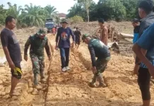 Koramil Imbau Masyarakat Gotong Royong Pasca Banjir Bandang