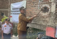 Pemkot Cimahi Bongkar Bangunan Liar di Atas Sungai 