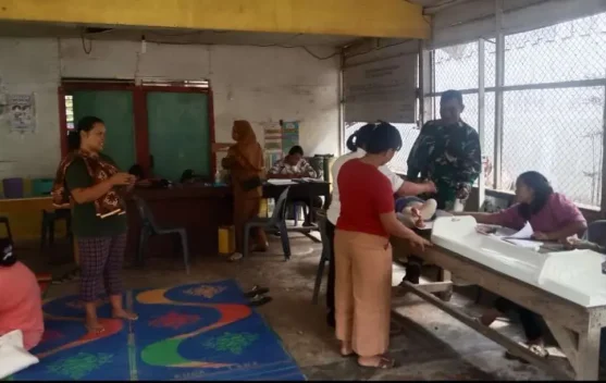 Babinsa Koramil 03/Parongil Dampingi Pemberian PMT