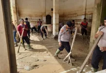 Polres Lhokseumawe Bakti Sosial Bersihkan Masjid di Sawang