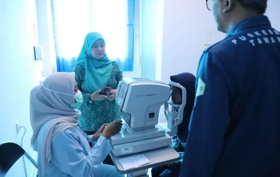 Warga Dapat Layanan Cek Kesehatan dan Kacamata Gratis