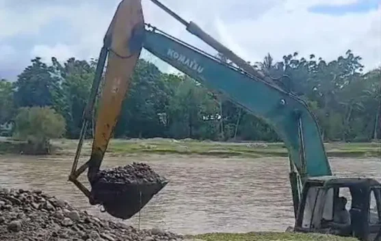 Excavator Dikerahkan Normalisasi Sungai Aek Sirahar Pascabencana Tapteng