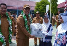 SIP Pintar Optimal, Bupati Barut Salurkan Bantuan Pendidikan