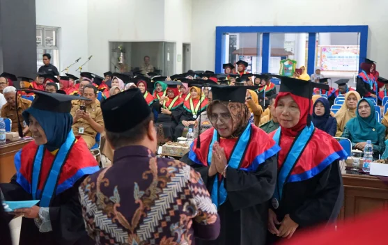Sekolah Lansia Istiqomah Prajuritan Wisuda 94 Lulusan