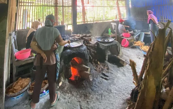 Peyek Payung Menoreh Tetap Bertahan Ditengah Mahalnya BahanBaku