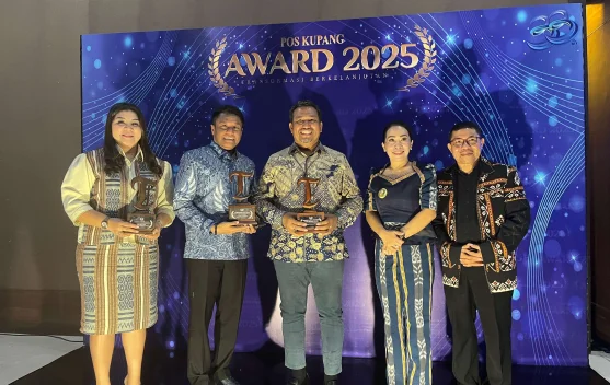Bupati TTU Terima Pos Kupang Award Berkat Pelayanan Publik