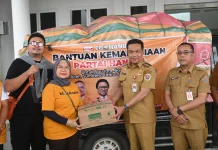 Bupati Humbang Hasundutan Terima Bantuan Sembako dari HANURA