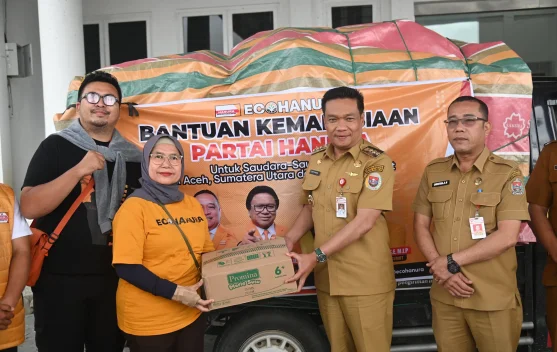 Bupati Humbang Hasundutan Terima Bantuan Sembako dari HANURA