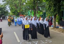 Langkah Kompak Pelajar Madrasah di Hari Amal Bakti