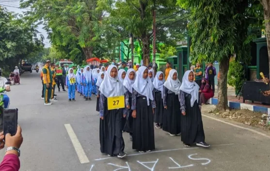 Langkah Kompak Pelajar Madrasah di Hari Amal Bakti