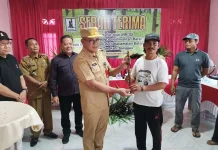 Kadisbunak Serahkan Bibit Karet ke Petani