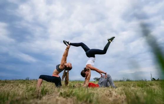 Mengenal AcroYoga Untuk Kekuatan Dan Keseimbangan Tubuh