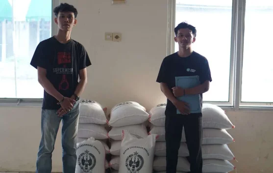 Mahasiswa Sumbar Terdampak Banjir Terima Bantuan Beras diYogyakarta
