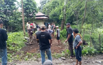 Warga Lambung Bukit Bangun Jalan Darurat Pascabanjir