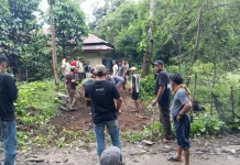 Warga Lambung Bukit Bangun Jalan Darurat Pascabanjir