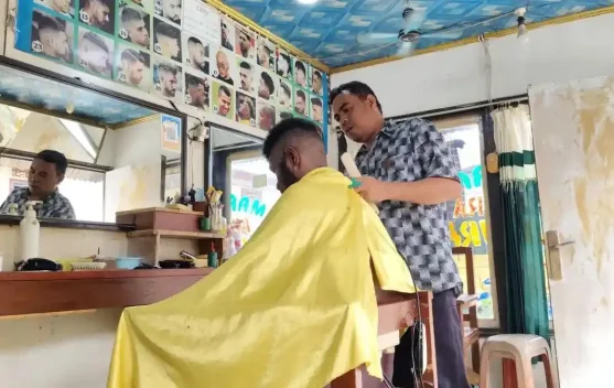 Daya Beli Menurun, Jasa Pangkas Rambut Fakfak Lesu