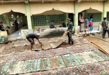 TNI dan Warga Bersihkan Fasilitas Pendidikan dan Masjid