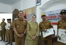 Pemkab Lumajang Serahkan 29 Ambulans Desa