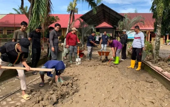 UIN Lhokseumawe Bersihkan Fasilitas SMAN 1 Tanah Luas
