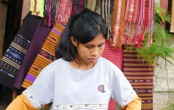 Motif Tenun Khas NTT Ciptakan Kreasi dan Kebangaan