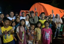 Bupati Tapteng Rayakan Malam Pergantian Tahun di Posko Pengungsian