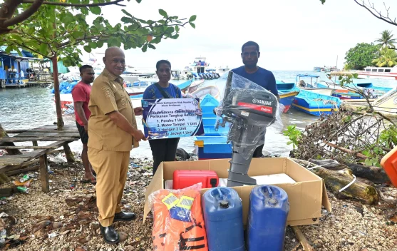 Bupati Biak Serahkan Bantuan Bagi Nelayan Tingkatkan Kesejahteraan