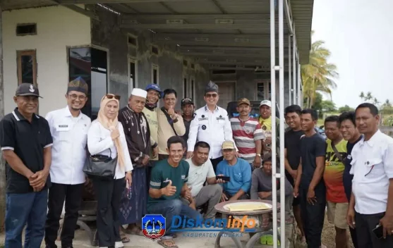 Pemda Kolaka Serahan Bantuan Pupuk dan Kartu Beramal Petani