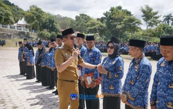 Bupati Kolaka Serahkan SK Pengangkatan PPPK Paruh Waktu 