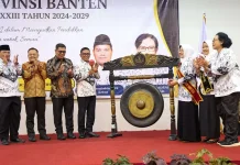 Gubernur Andra dan Tinawati Terima Penghargaan PB PGRI