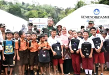 Kasad Jendral Maruli Simanjuntak Kunjungi Posko Pengungsi dan Sekolah Darurat 
