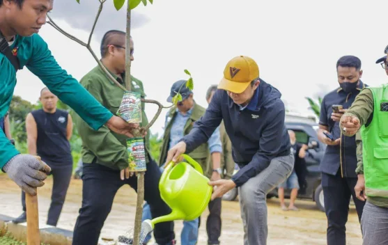 Pemkot bersama Komunitas Vespa Tanam Pohon di R3