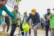 Pemkot bersama Komunitas Vespa Tanam Pohon di R3