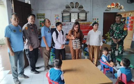 Camat Tombariri Pantau Penyaluran MBG Perdana